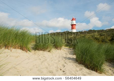 Rød og hvid stribet fyrtårnet på Borkum beach