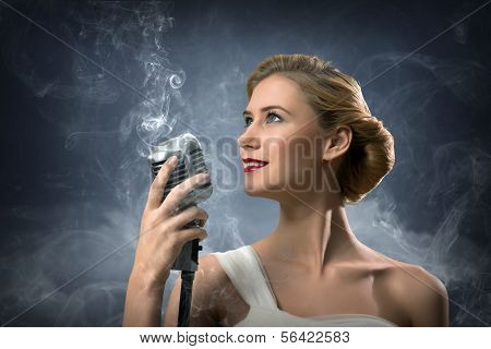 마이크와 함께 아름 다운 금발 여자가 수
