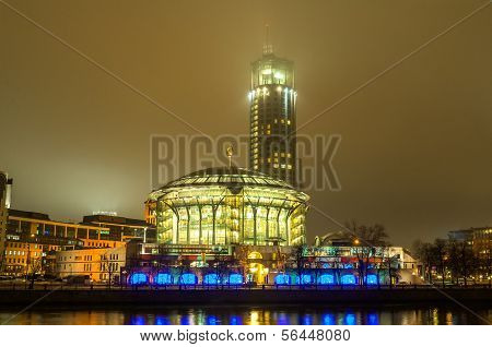 Maison de musique de Moscou dans la nuit