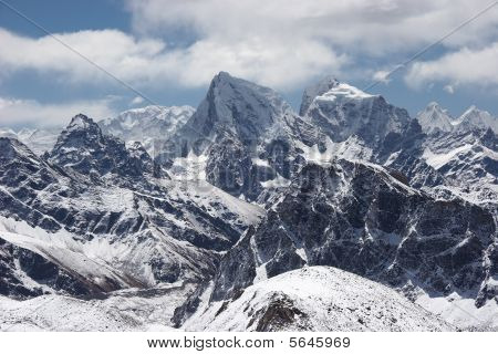 Nuvole sopra montagne di neve paesaggio, Himalaya