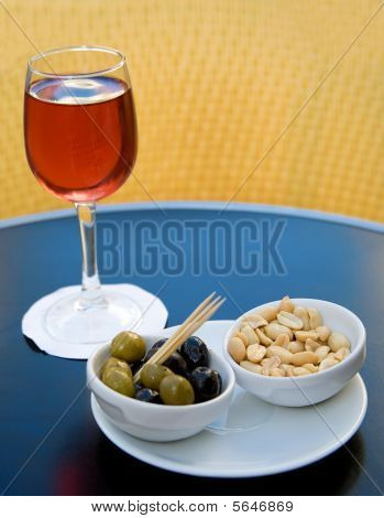 Paris Caddesi Cafe masa geleneksel Fransız aperatif kır cassis ve nibbles