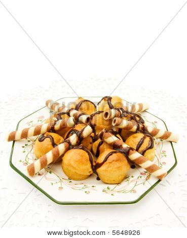 Profiteroles com chocolate, waffles