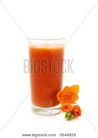Copo de suco de tomate fresco