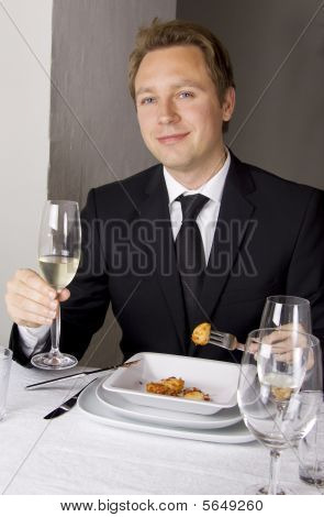 Homem de negócios está almoçando