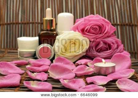 Queima a vela sobre o fundo de cosméticos naturais