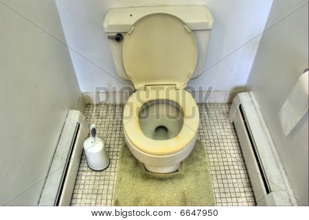 Smutsiga gamla toalett