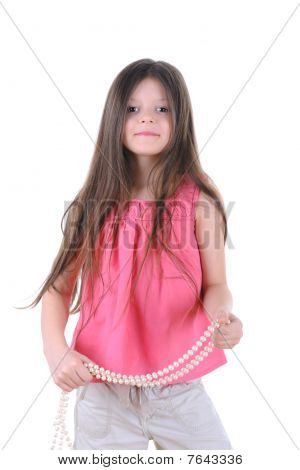 Bambina con un filo di perle