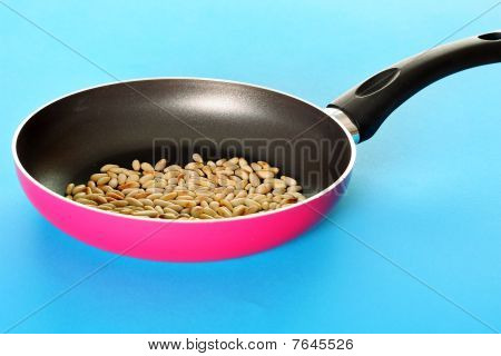 ถั่วไพน์แยกต่างหากบนพื้นหลังสีน้ำเงิน