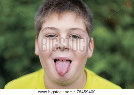 boy shows the language