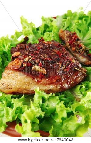 Bistecca servita con insalata cruda
