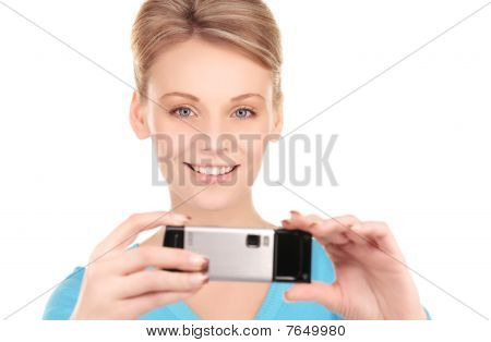 Donna felice con fotocamera telefono
