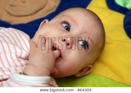 bambino con il dito in bocca