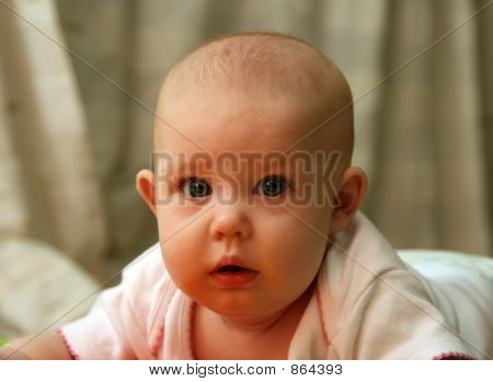 Bambino sui suoi gomiti
