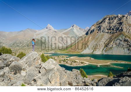 Young girl photographed mountain lake