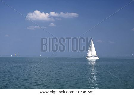 Hvid sejlbåd på Balaton-søen