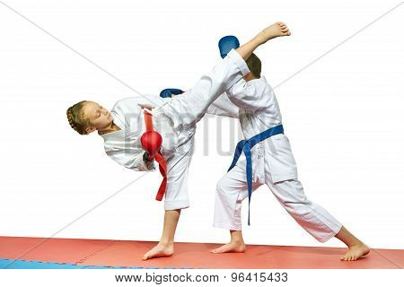 Sportswoman is beating athlete the blow ura mavashi geri on the head