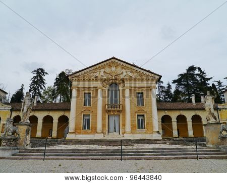 The symmetrical Maser villa