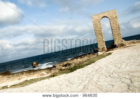Alte Arch - Ruinen über Seashore - dynamische Ansicht