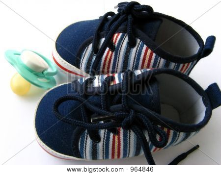 Mamilo e sapatos de bebê