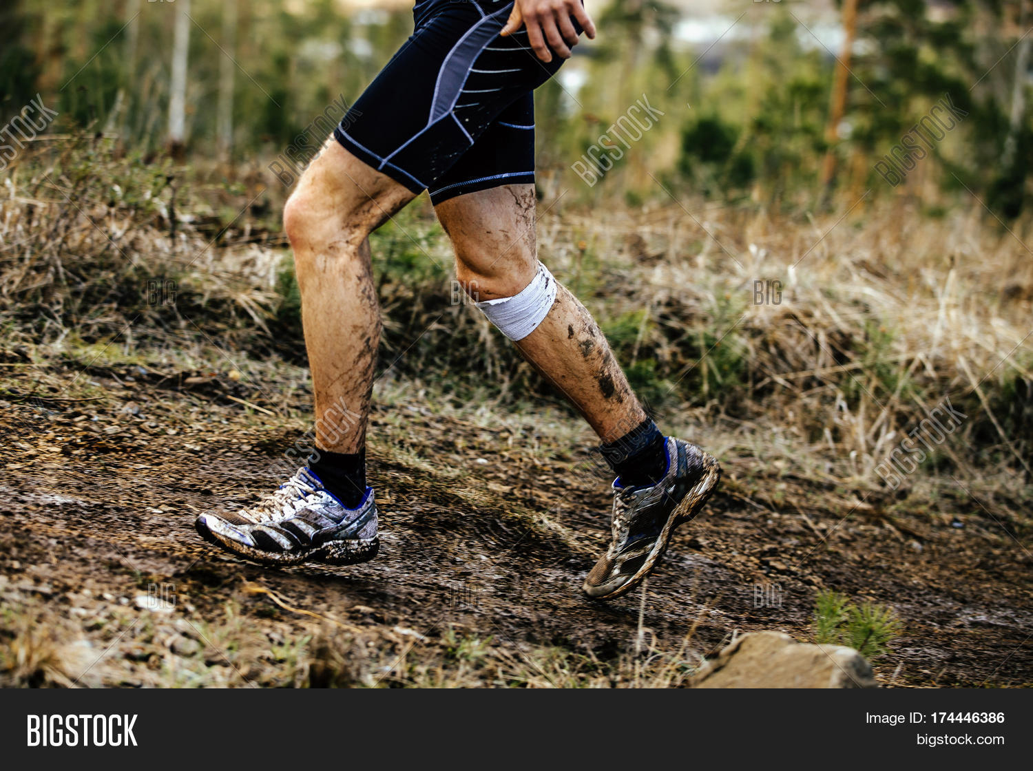 нашли ноги мужчины. нашли ноги мужчины. ножки мужские. мужские ноги. ногомужскте волосатые.