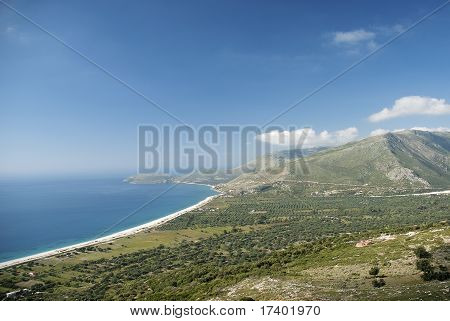 Sud Albania bearti con spiaggia e montagne