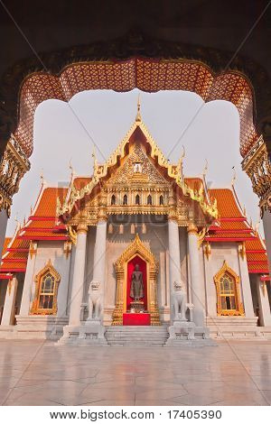 Костела Ват Benchamabopit вертикальных