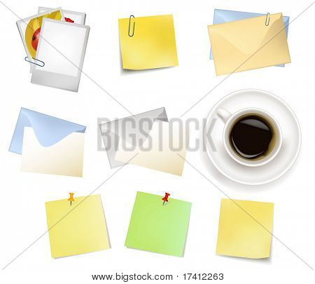 Note di adesivo e un buste. Vettoriale fotorealistica.