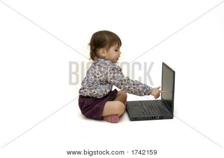 Kis lány dolgozik A laptop