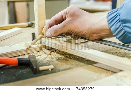 Bonding and assembly of furniture on the wooden pins