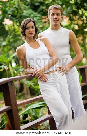Un jeune couple debout à l'extérieur dans le cadre naturel