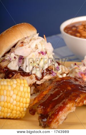 Tirato Sandwich di carne di maiale con fagioli, mais e Cole Slaw