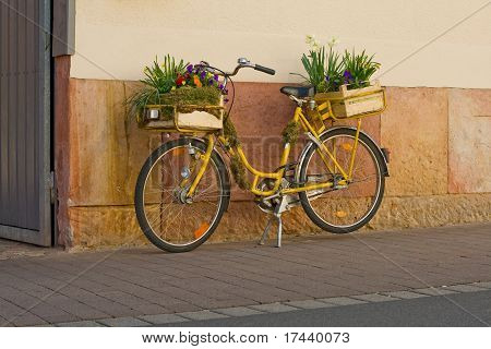 Blomster på en gul cykel