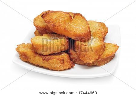 en bunke af torrijas, typisk Lent spanske sweet, på en hvid baggrund