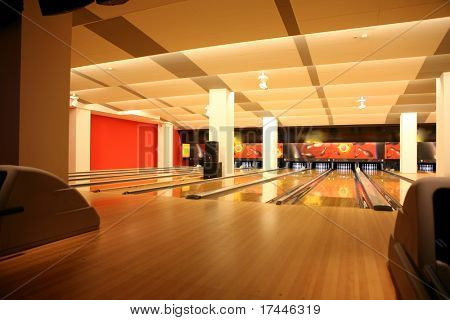 interior de uma pista de bowling