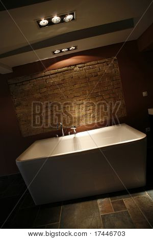 interiér moderní koupelnu s okolní světlo