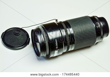 Isolated telephoto lens with 70 to 210 mm