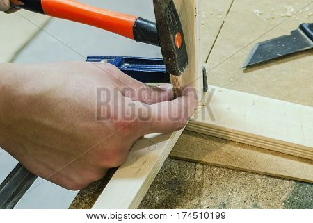 Bonding and assembly of furniture on the wooden pins
