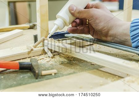Bonding and assembly of furniture on the wooden pins