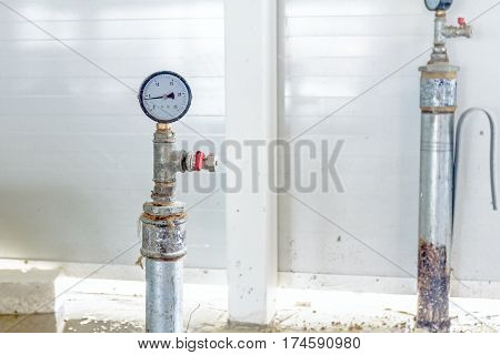 Instrument for measuring pressure attached on pipe at end of system.