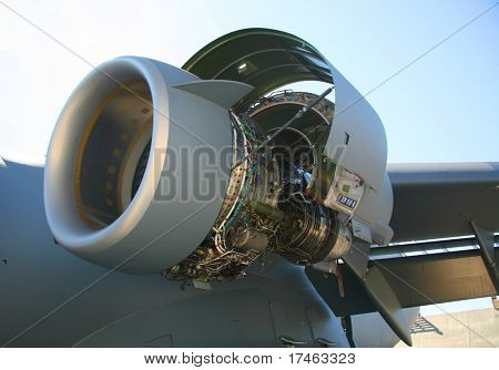 Aperto il motore di velivolo militare C-17