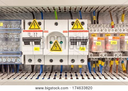 Electrical cabinet with fuseboard equipment in an building