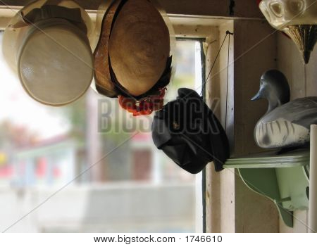 Trois chapeaux