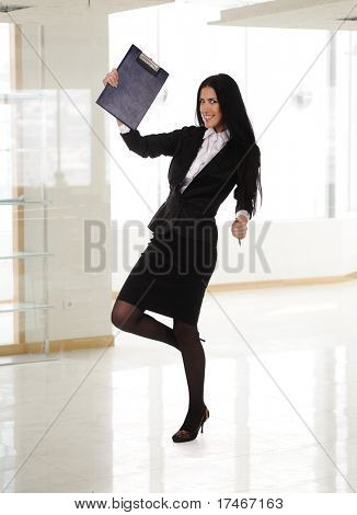 Fullbody di una donna giovane felice business in ufficio moderno