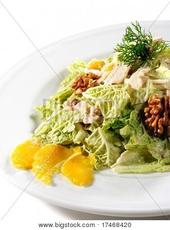 Insalata con pollo sfilettato e cavolo cinese. Servire con noce circasso e Orange. Isolato o