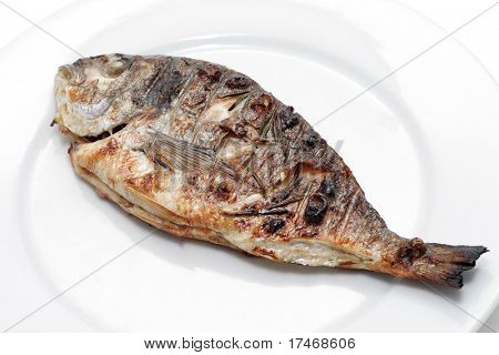 Fisk på en tallerken med spicery