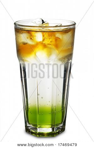 Cocktail alcolici a strati in Cognac, Soda e sciroppo di Banana. Isolated on White Background