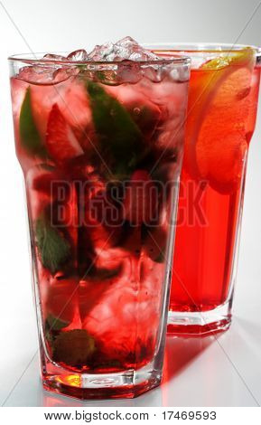 Mohito พลังงานกับมิ้นท์ และมะนาว และสตรอเบอร์รี่ และค็อกเทลสีแดงบนพื้นหลัง