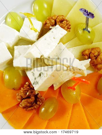Formaggi assortiti piatto servito con noce circasso