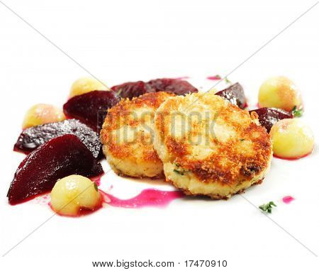 Confit de galinha (rolos de frango) com beterraba em conserva, sobre fundo branco