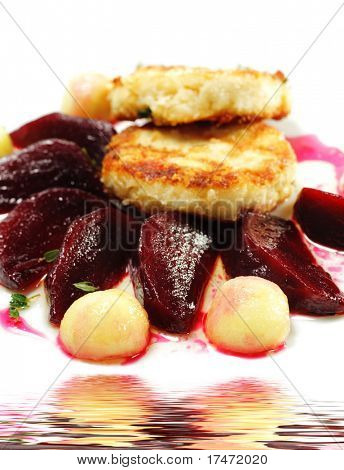 Confit de galinha (rolos de frango) com beterraba em conserva. Isolado no fundo branco